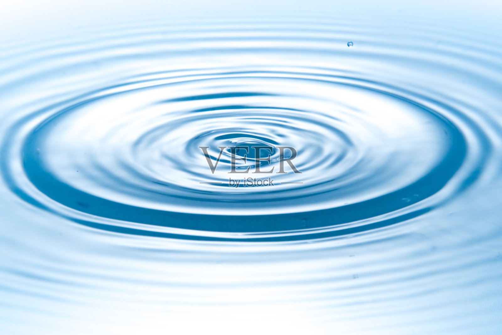 滴水带着涟漪照片摄影图片