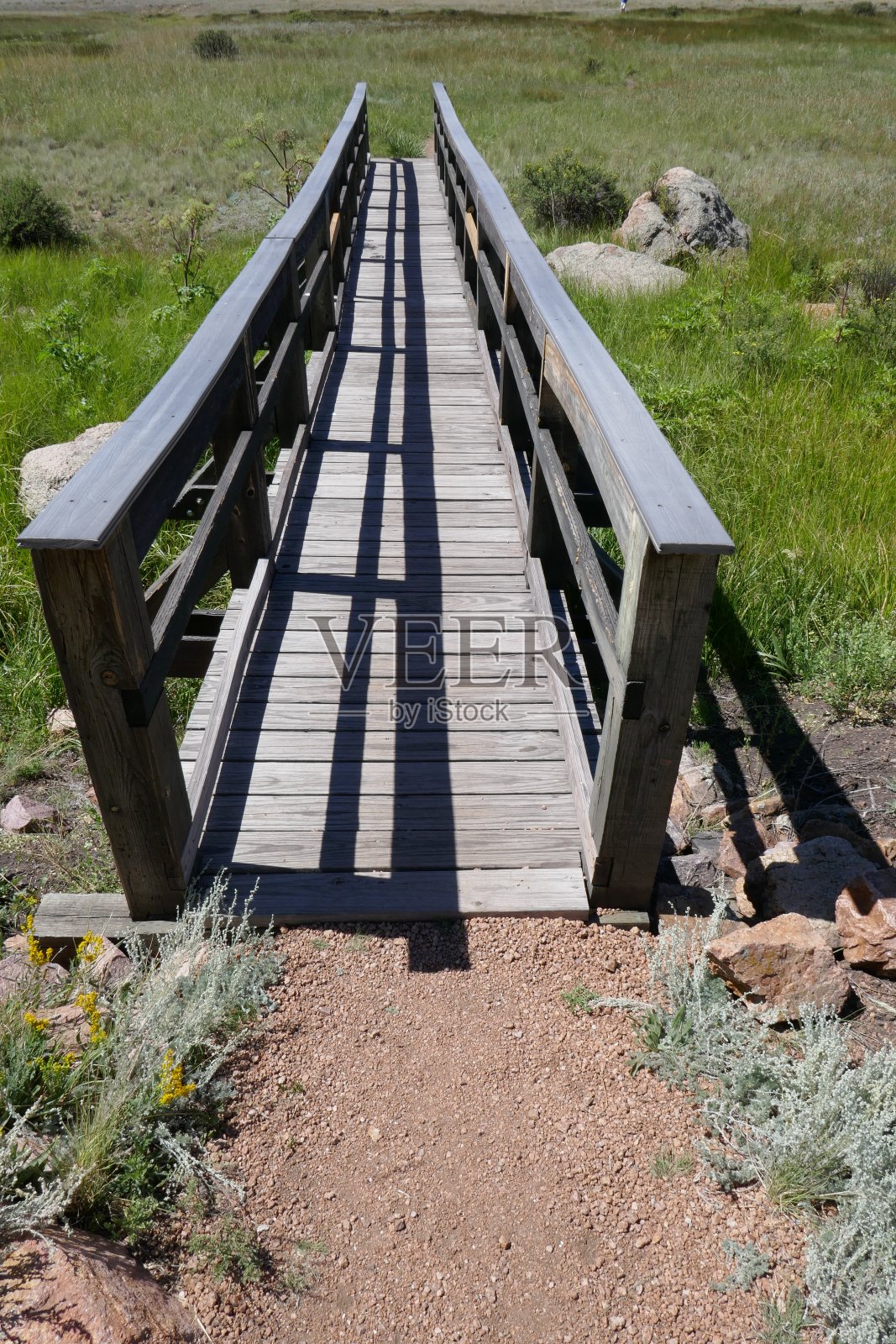 有扶手的旧木桥照片摄影图片
