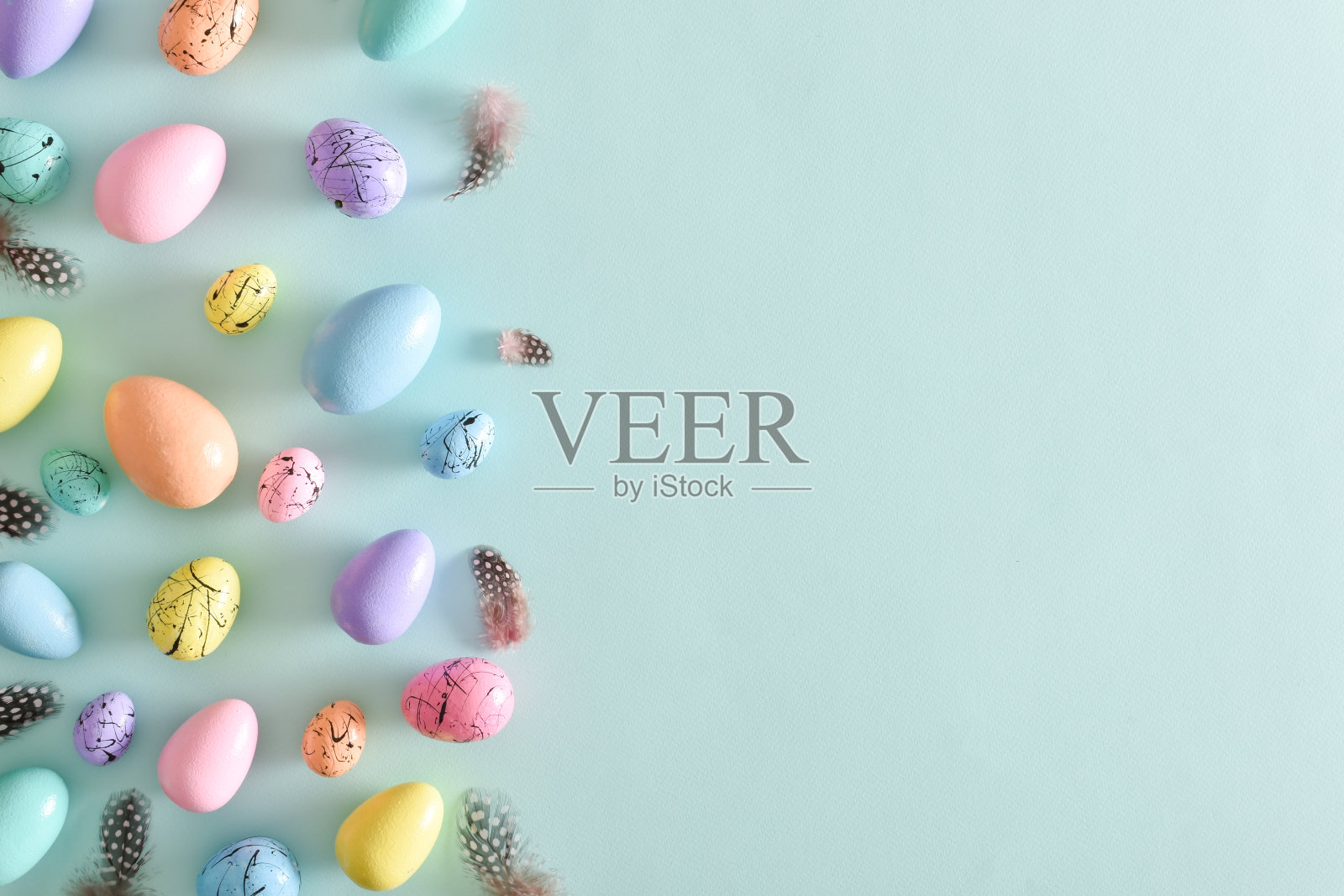 复活节明信片，上面有床上的彩蛋，还有一份文本的副本。照片摄影图片