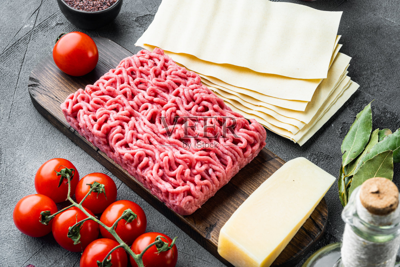 生的千层面材料和意大利面，在灰色的石头背景照片摄影图片