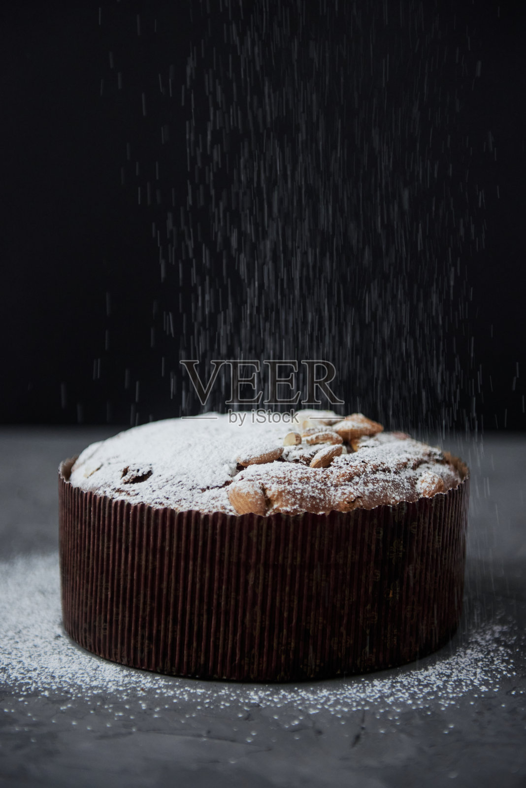 意大利复活节蛋糕装饰糖粉在黑暗的背景，复制空间。快乐的复活节假期。潘妮托妮。科隆巴复活节鸽子面包照片摄影图片