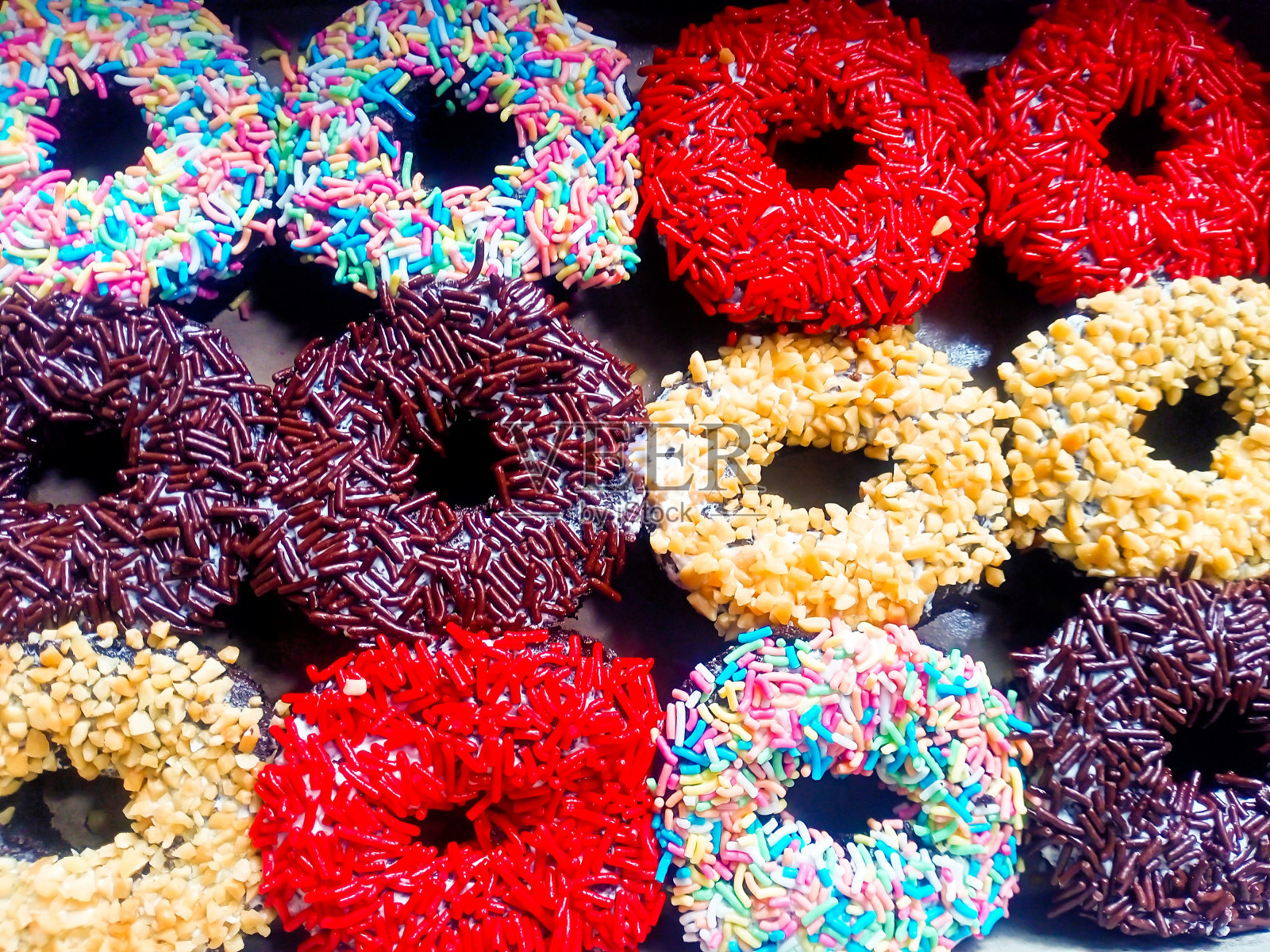 有各种配料的甜甜圈照片摄影图片