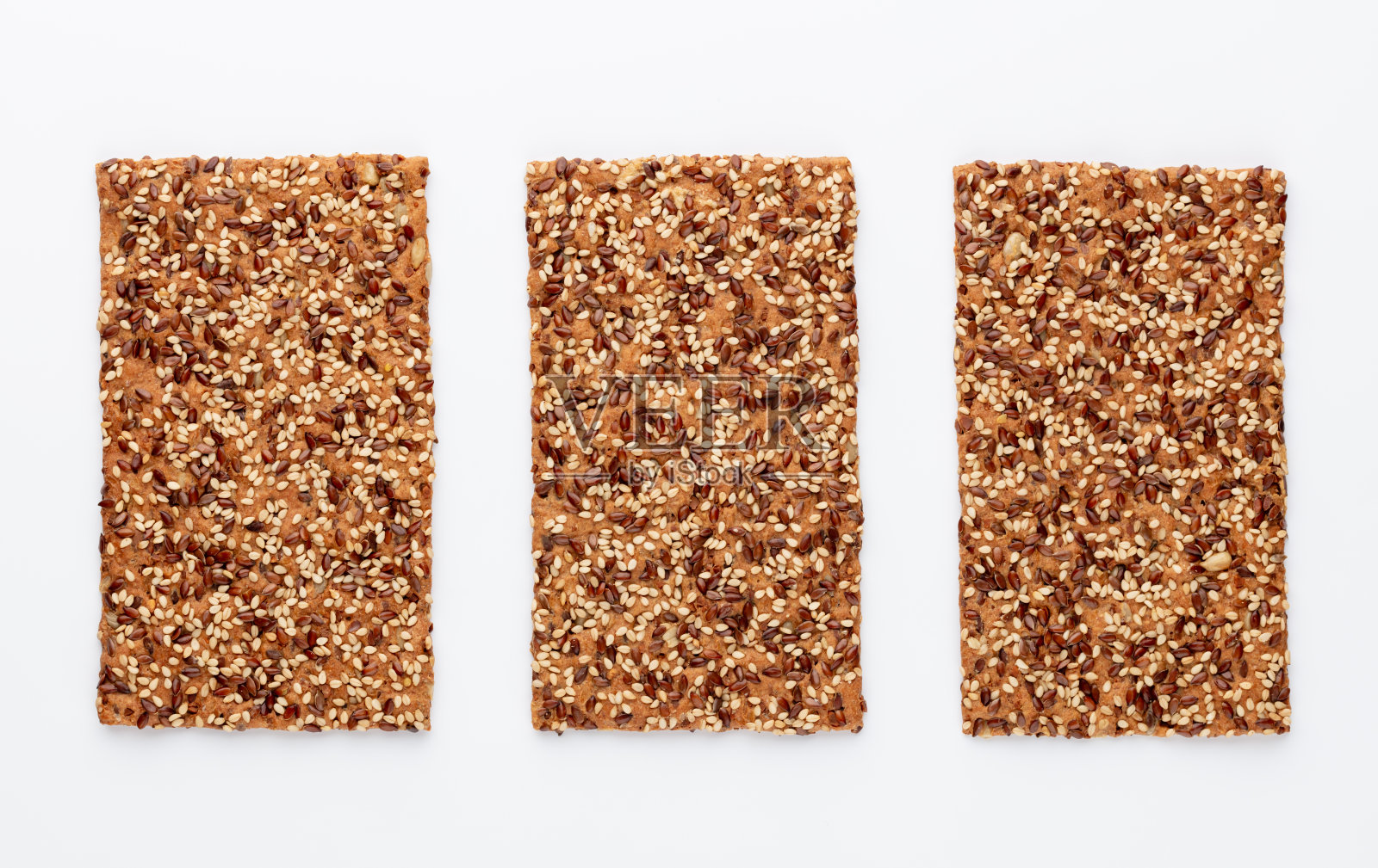 白色背景上有种子的美味饼干。照片摄影图片