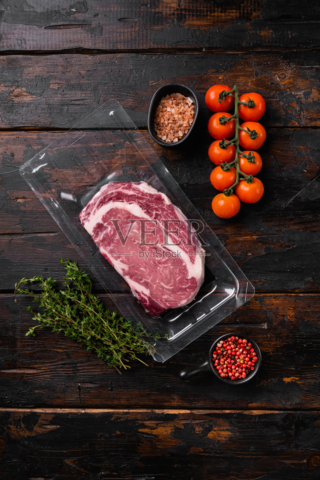 大理石牛肉从商店，在旧的深色木制桌子背景上，俯视图平躺，与文本复制空间照片摄影图片