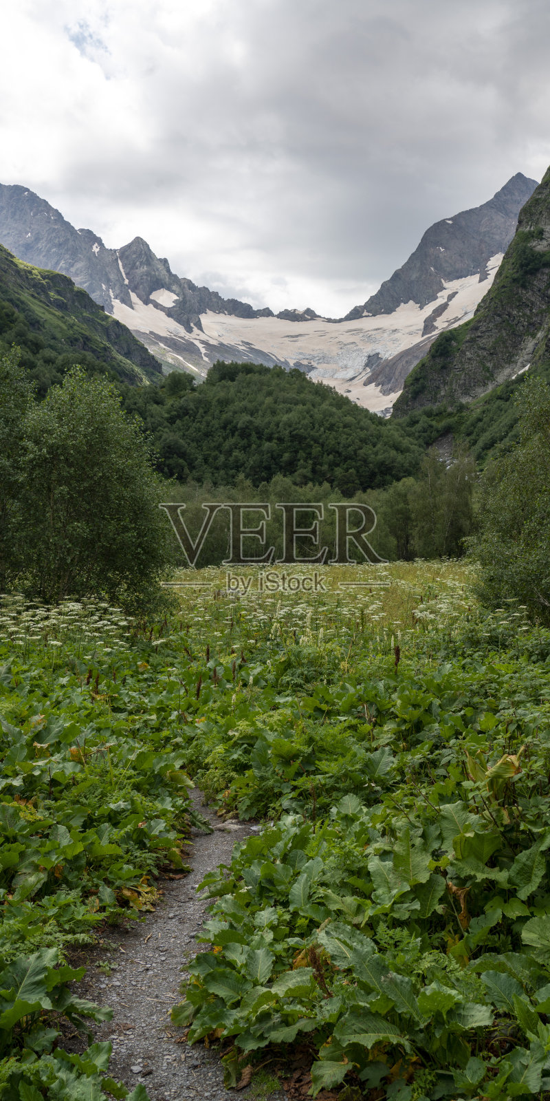 北奥塞梯的群山，美丽的夏日云霞。照片摄影图片