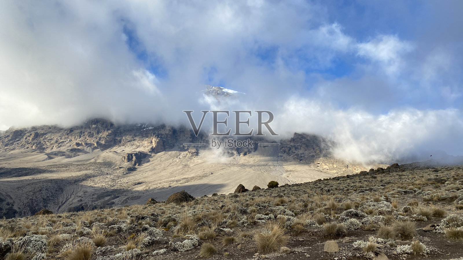 神奇的山地景观。蓝天白云。坦桑尼亚美丽的自然风光。照片摄影图片