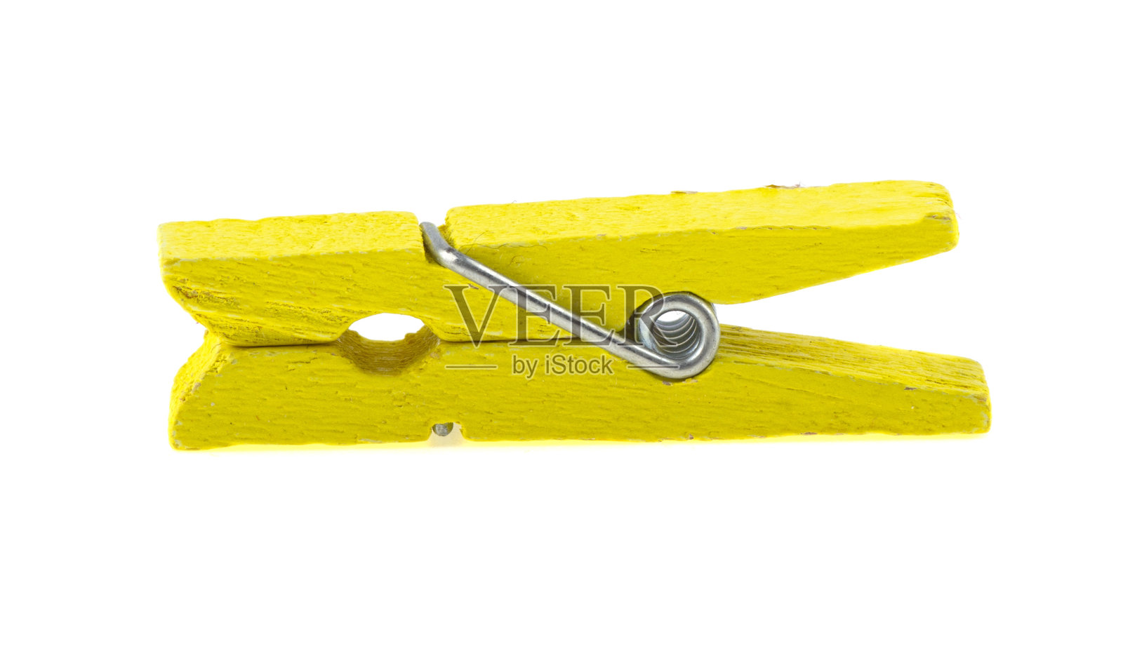 白色背景上的小彩色木制晒衣夹照片摄影图片