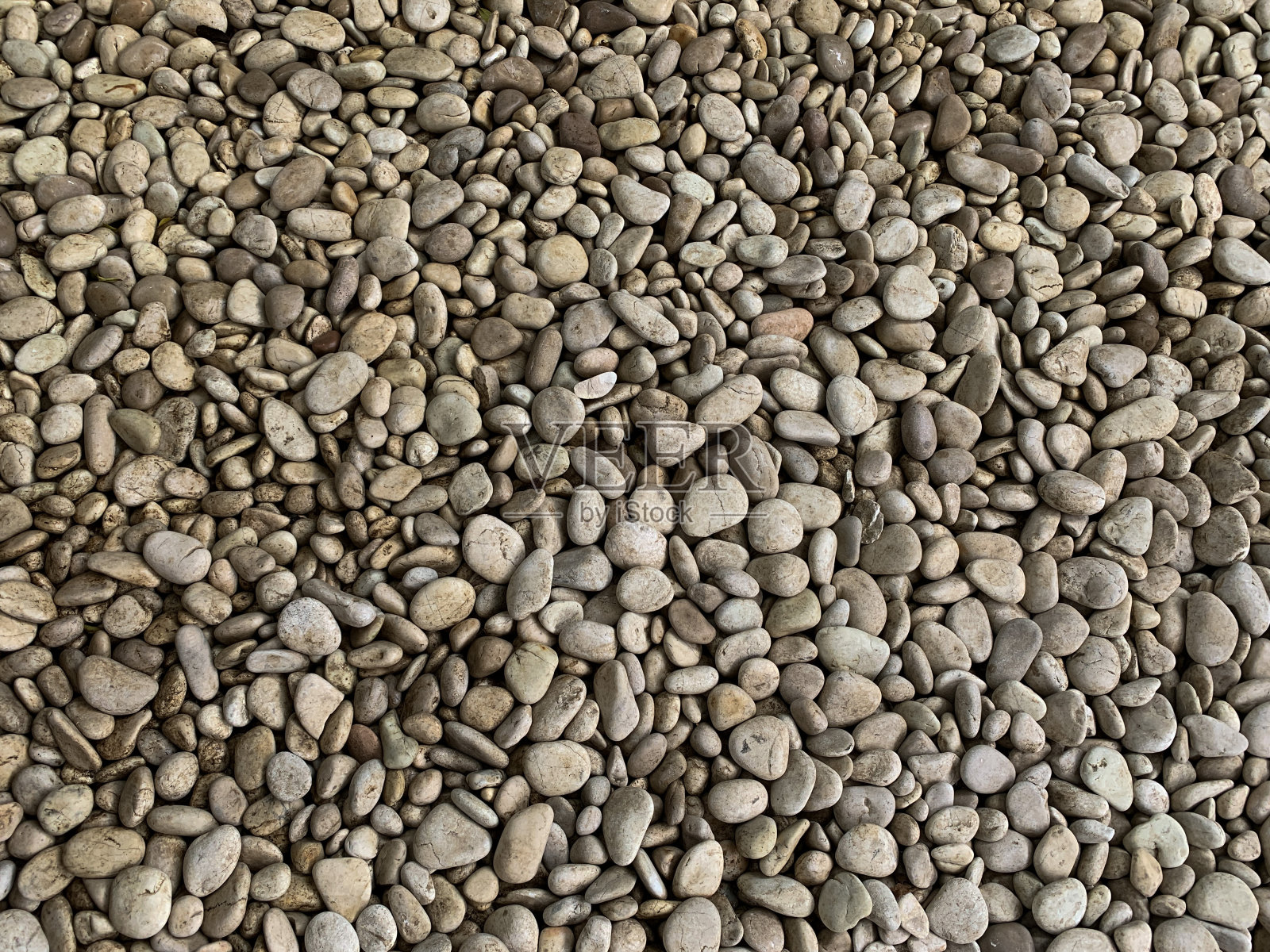 白色的鹅卵石散落在房子的平台上照片摄影图片