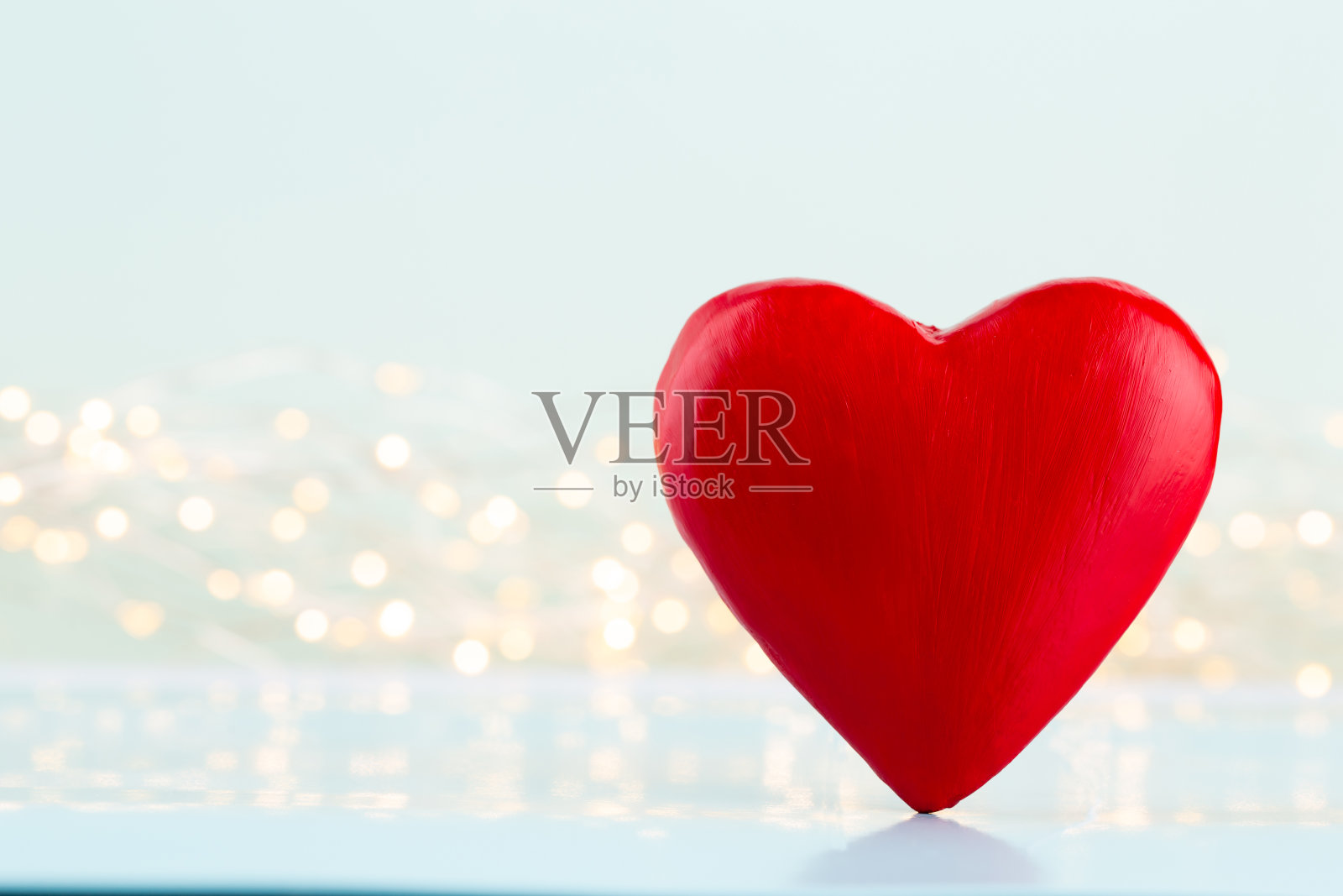 灰色背景上的红心。情人节贺卡。照片摄影图片