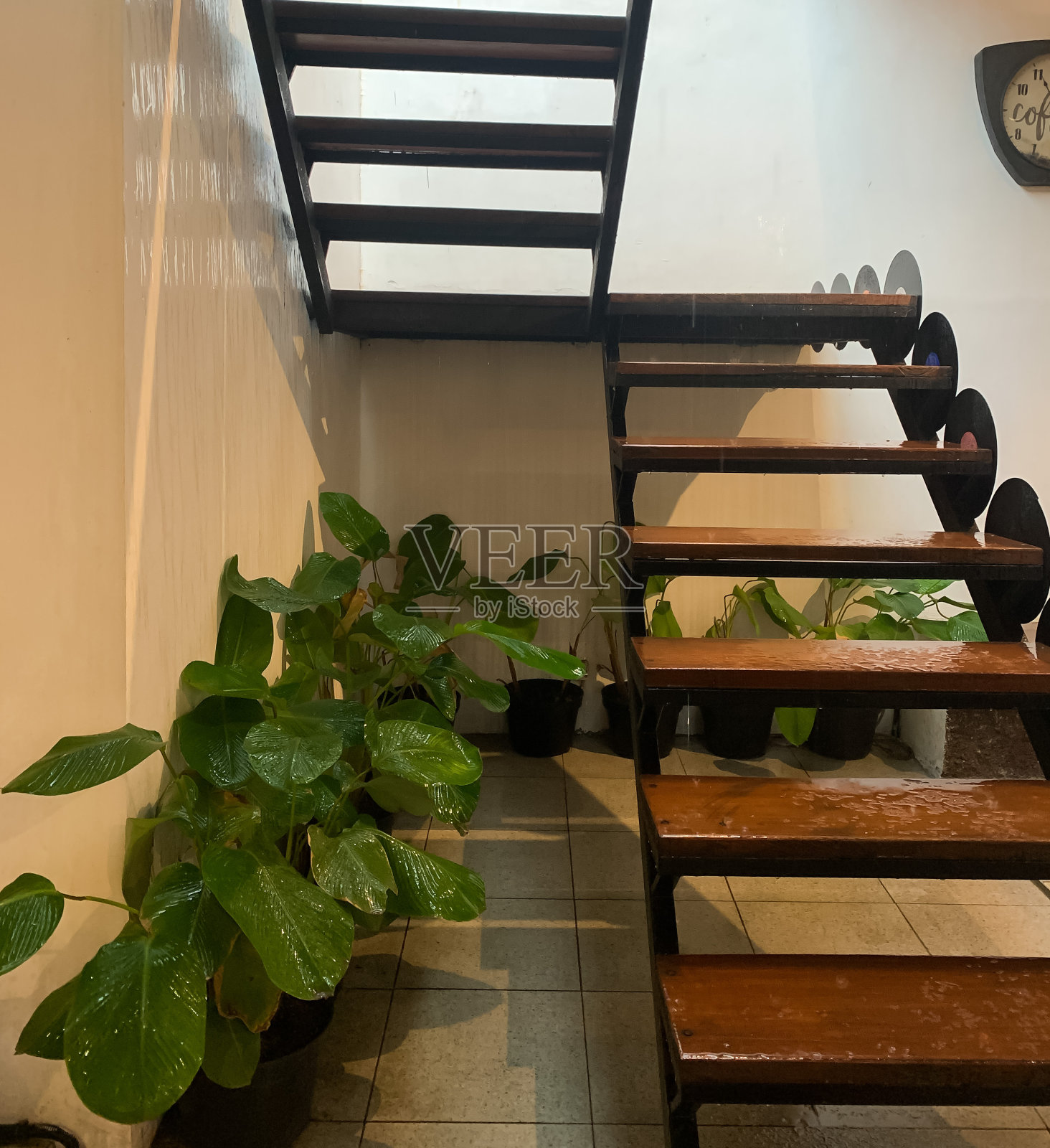 二楼的棕色楼梯照片摄影图片