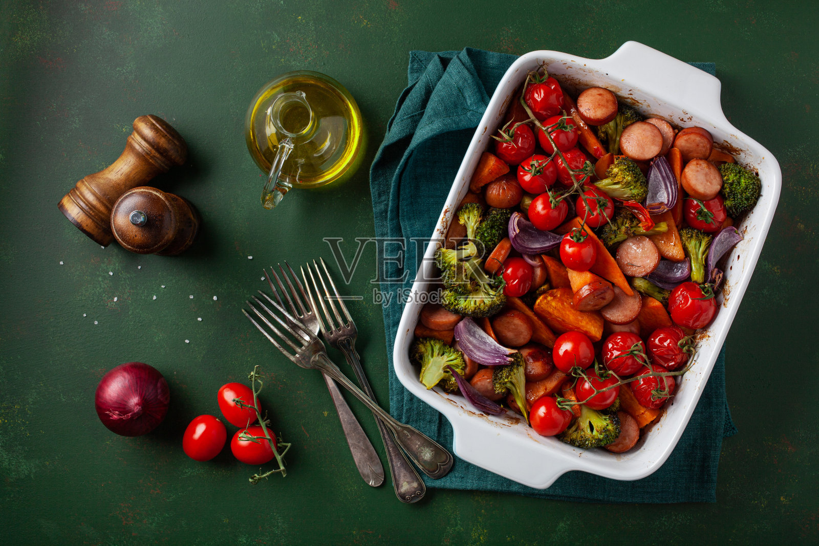 烤箱烤蔬菜和香肠，健康午餐，红薯，洋葱，西红柿，西兰花照片摄影图片