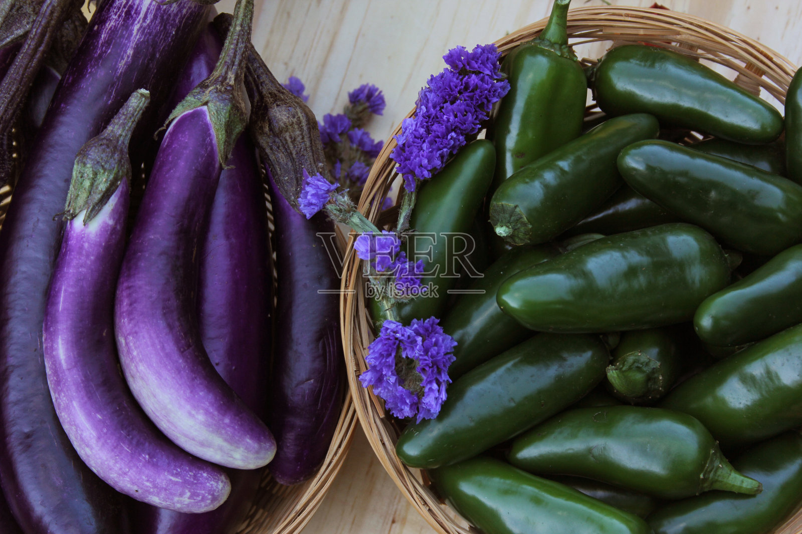 有机市场出售茄子和墨西哥胡椒照片摄影图片
