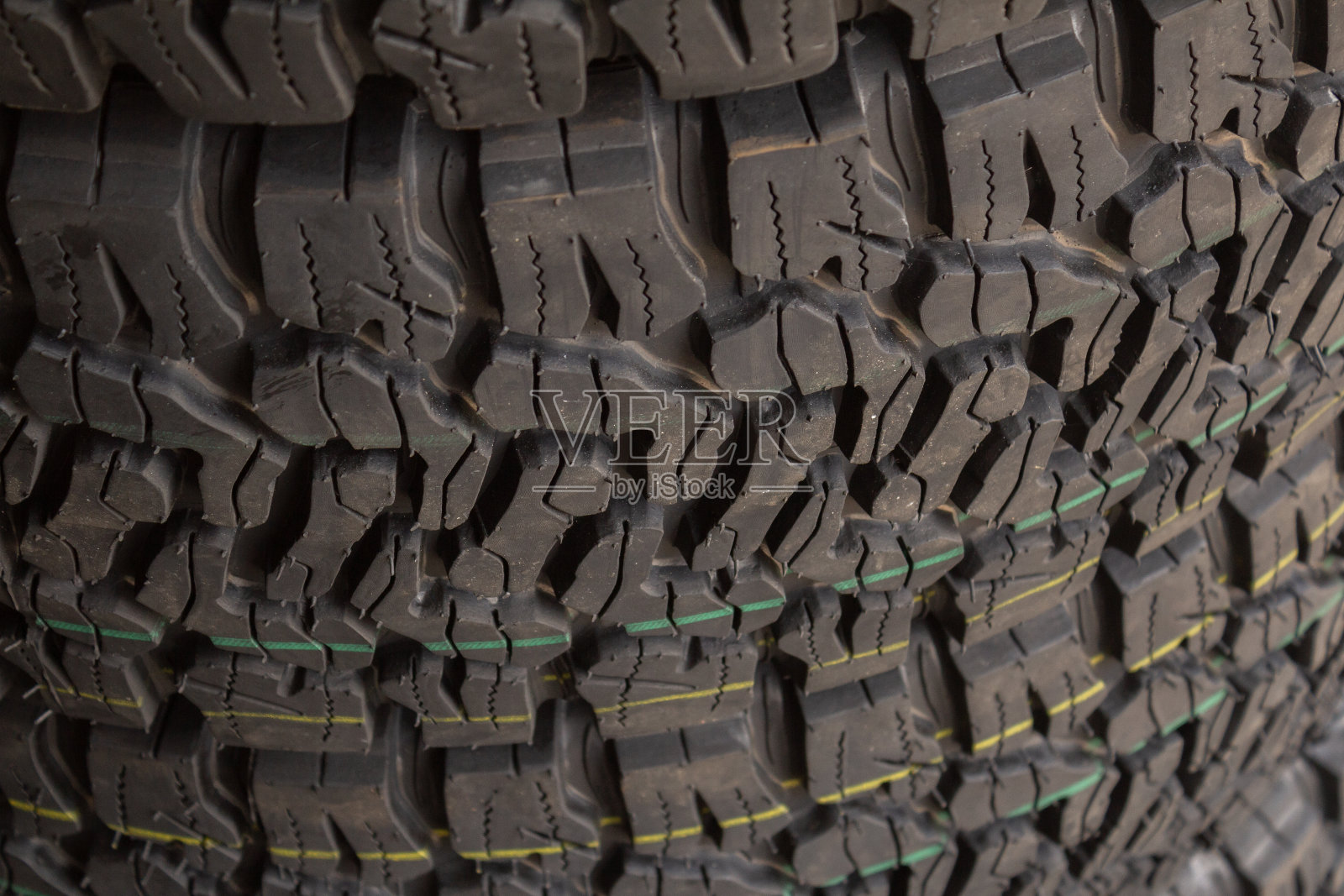 商店里堆了一些橡胶轮胎。照片摄影图片