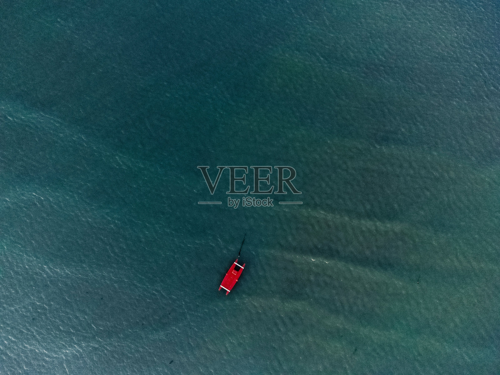 海上的红船照片摄影图片