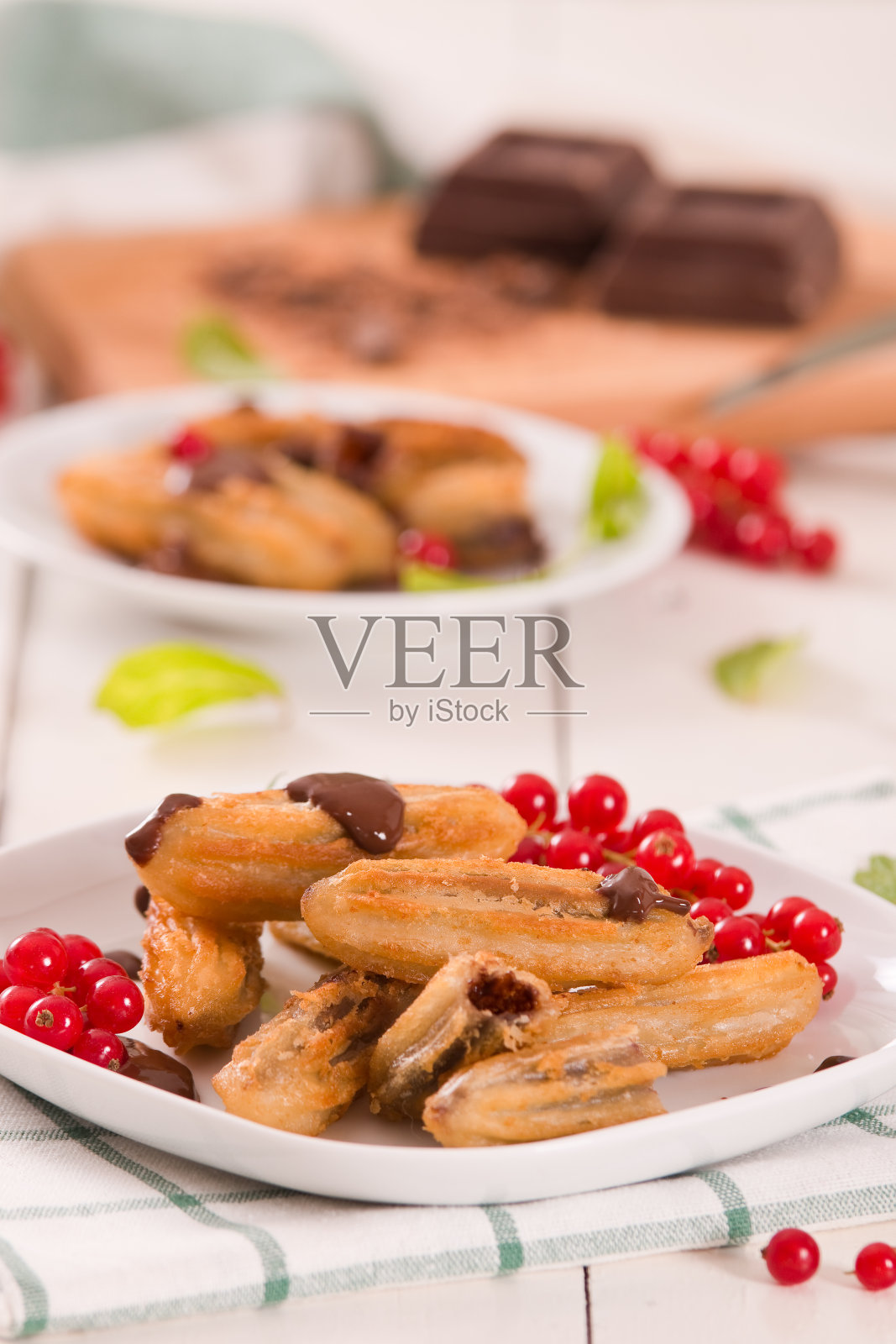 巧克力蘸酱小油条。照片摄影图片