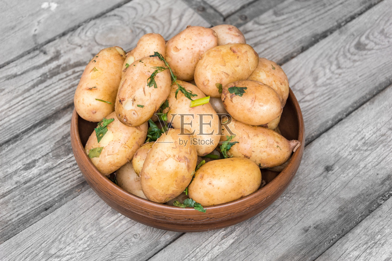 美味的热烤土豆在乡村盘子照片摄影图片