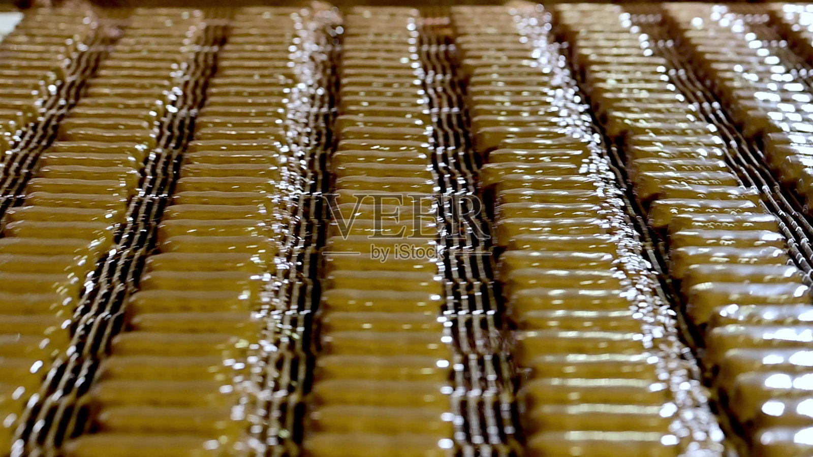 巧克力棒上倒满巧克力，然后在设备中摇掉。照片摄影图片