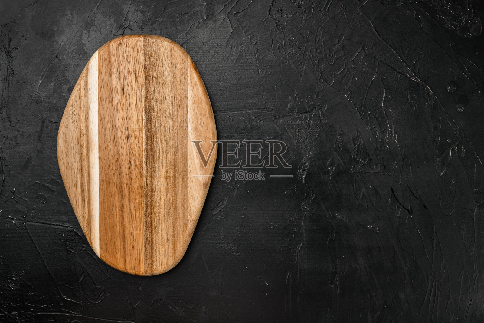 空的复古砧板，在黑色黑色的石头桌子背景，顶视图平躺，与文本或您的产品复制空间照片摄影图片