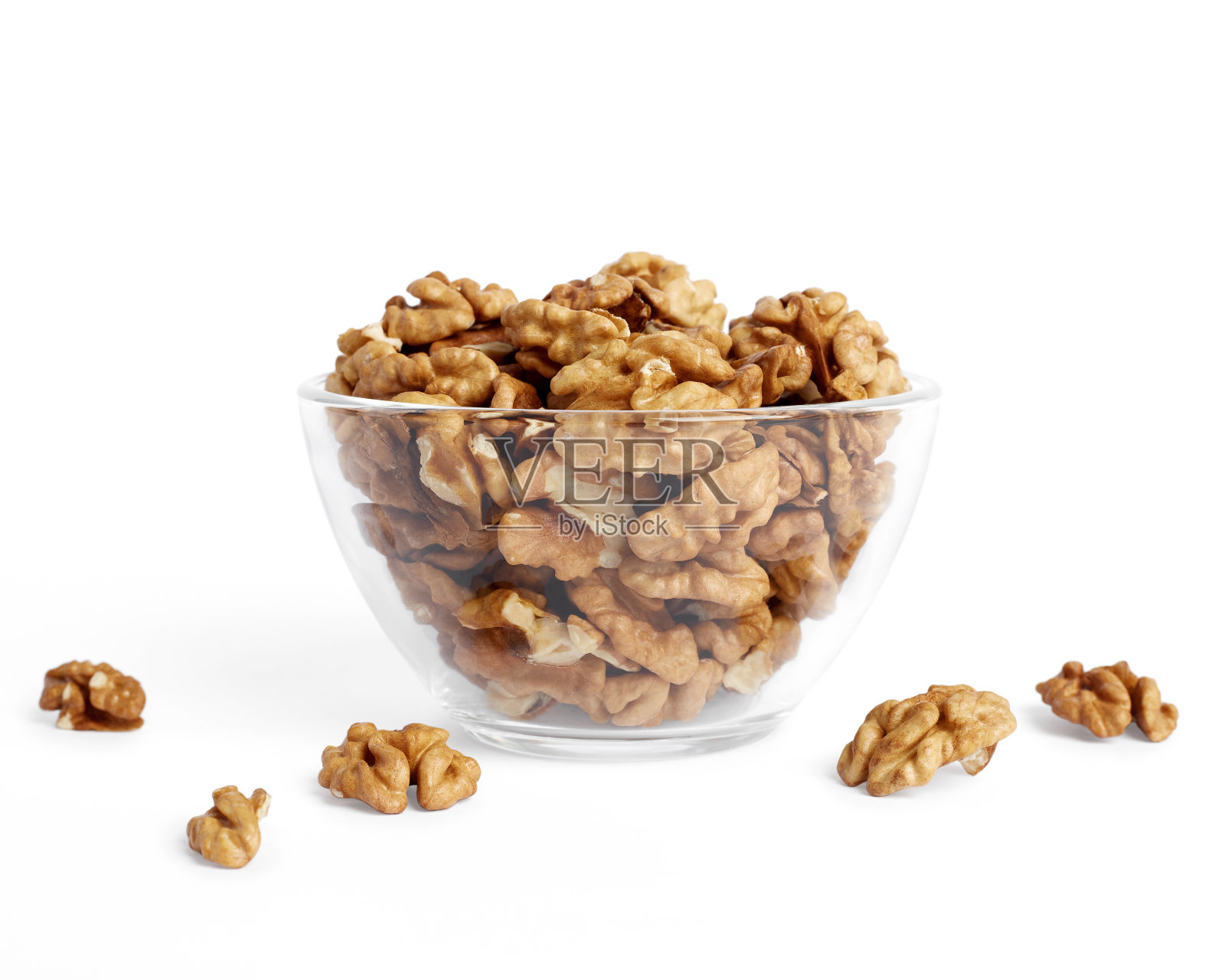 在玻璃碗里剥核桃照片摄影图片