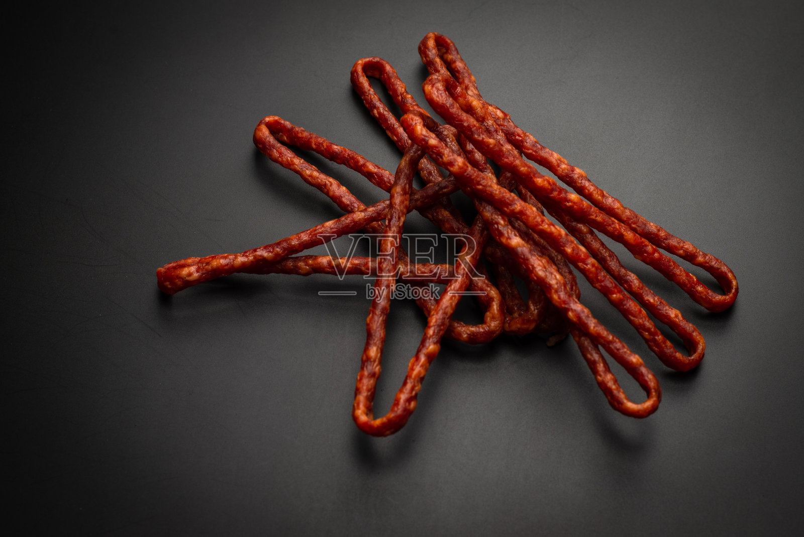 卡巴诺西，干香肠孤立在黑色背景上。照片摄影图片