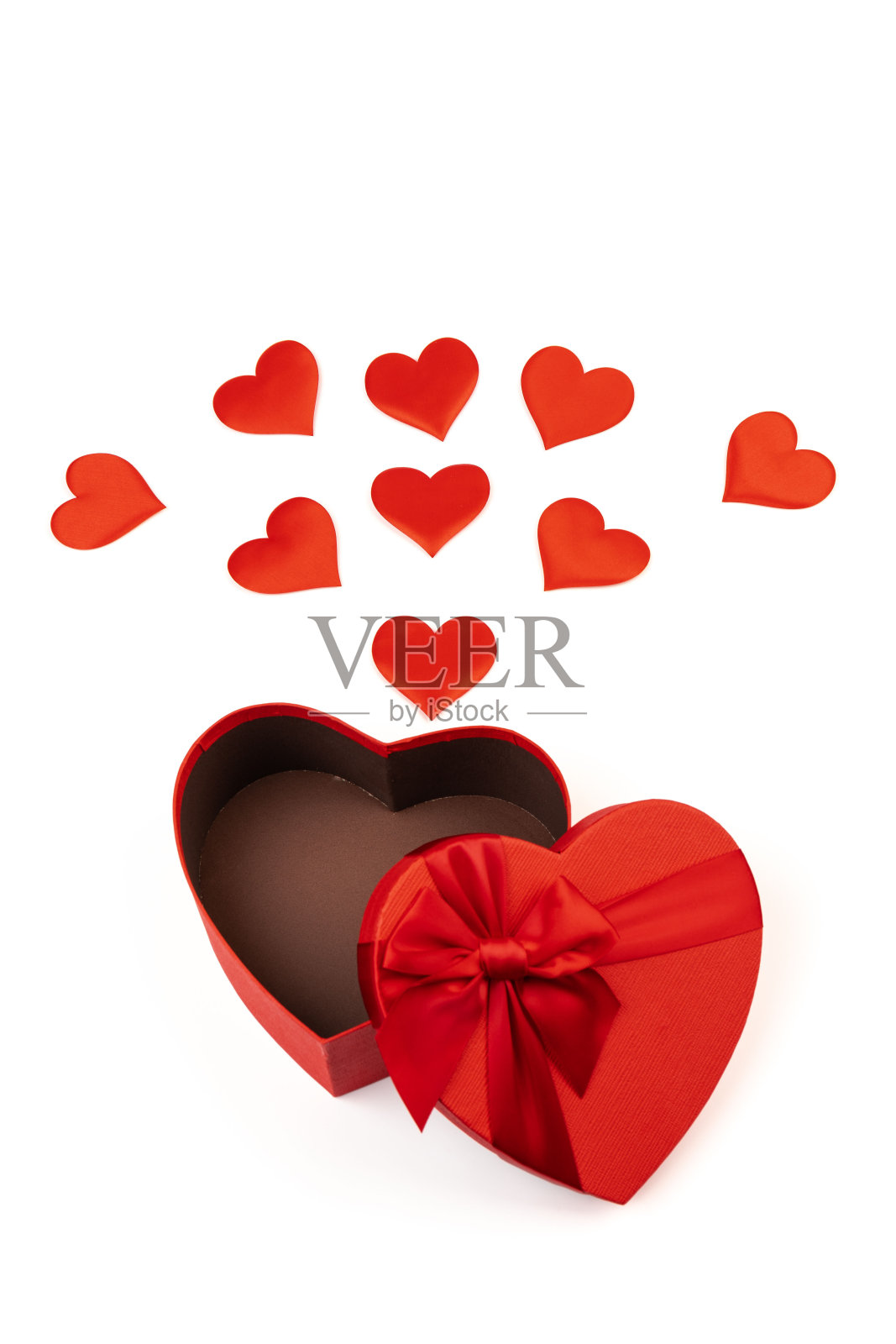 心形的红色盒子。情人节礼盒。孤立的白色背景。照片摄影图片