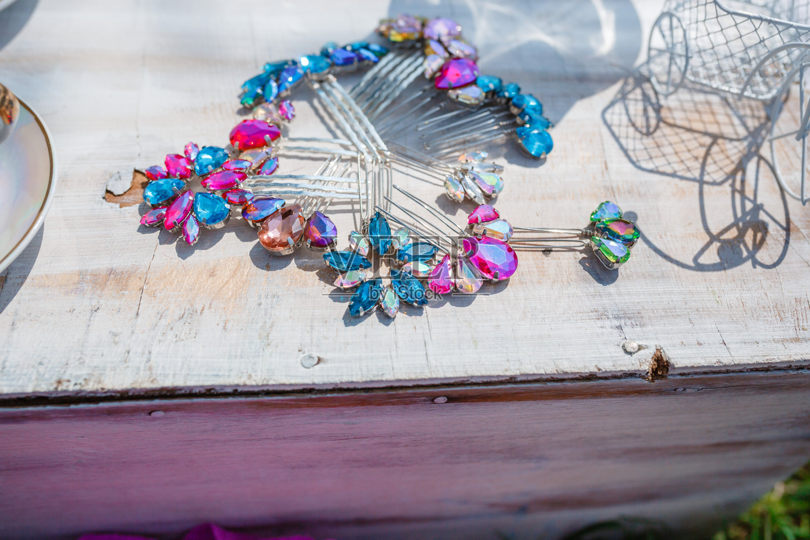 一个孩子们舒适的小角落，在户外，在田野里一棵树的阴影下。照片摄影图片