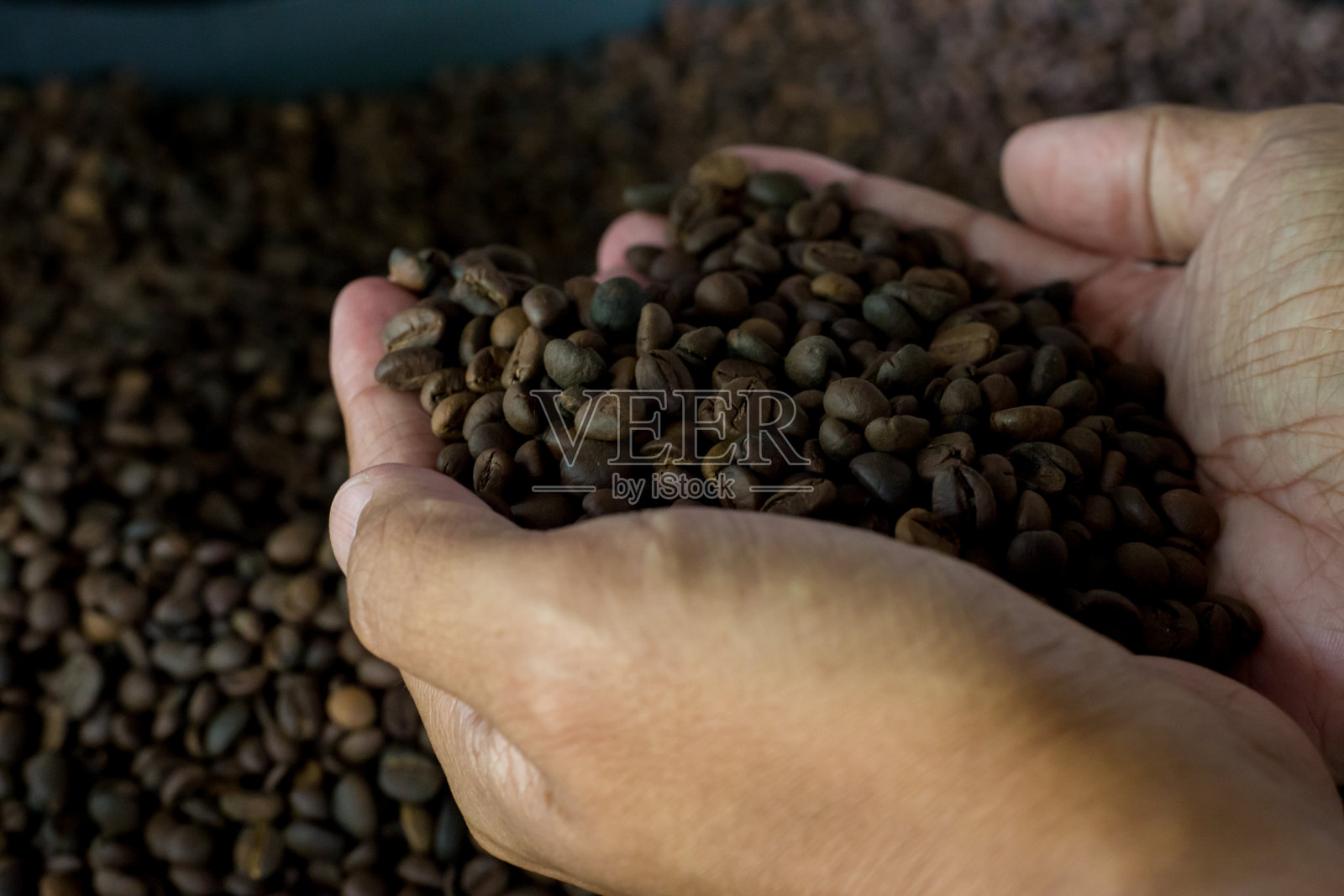 烘焙咖啡豆特写。背景，阿拉比卡烘焙咖啡，颜色复古风格。泰国照片摄影图片