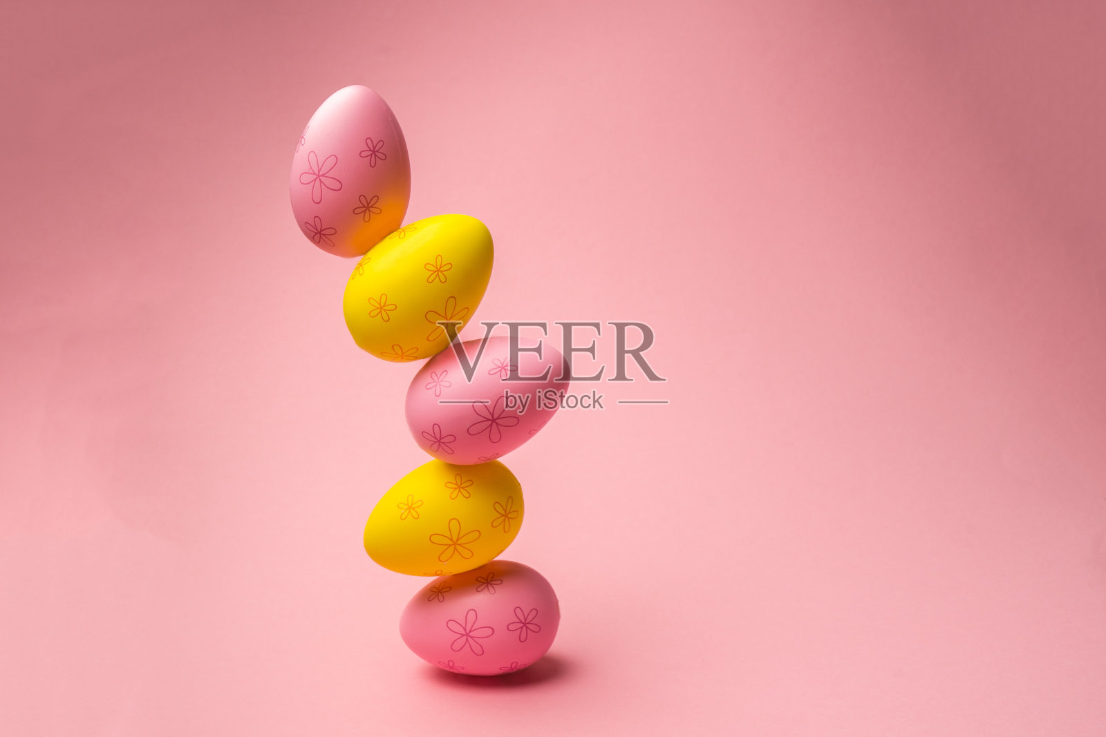 购物车里亮粉色背景的复活节彩蛋。复活节促销和购物模板。飞蛋。照片摄影图片