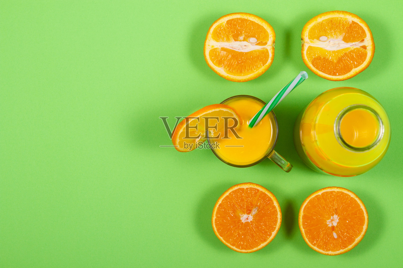 绿桌子上有一杯橙汁照片摄影图片