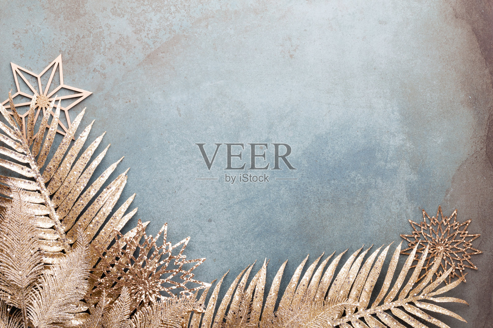 新年庆祝和圣诞背景与金色的花，雪，星星和圣诞装饰俯视图。照片摄影图片