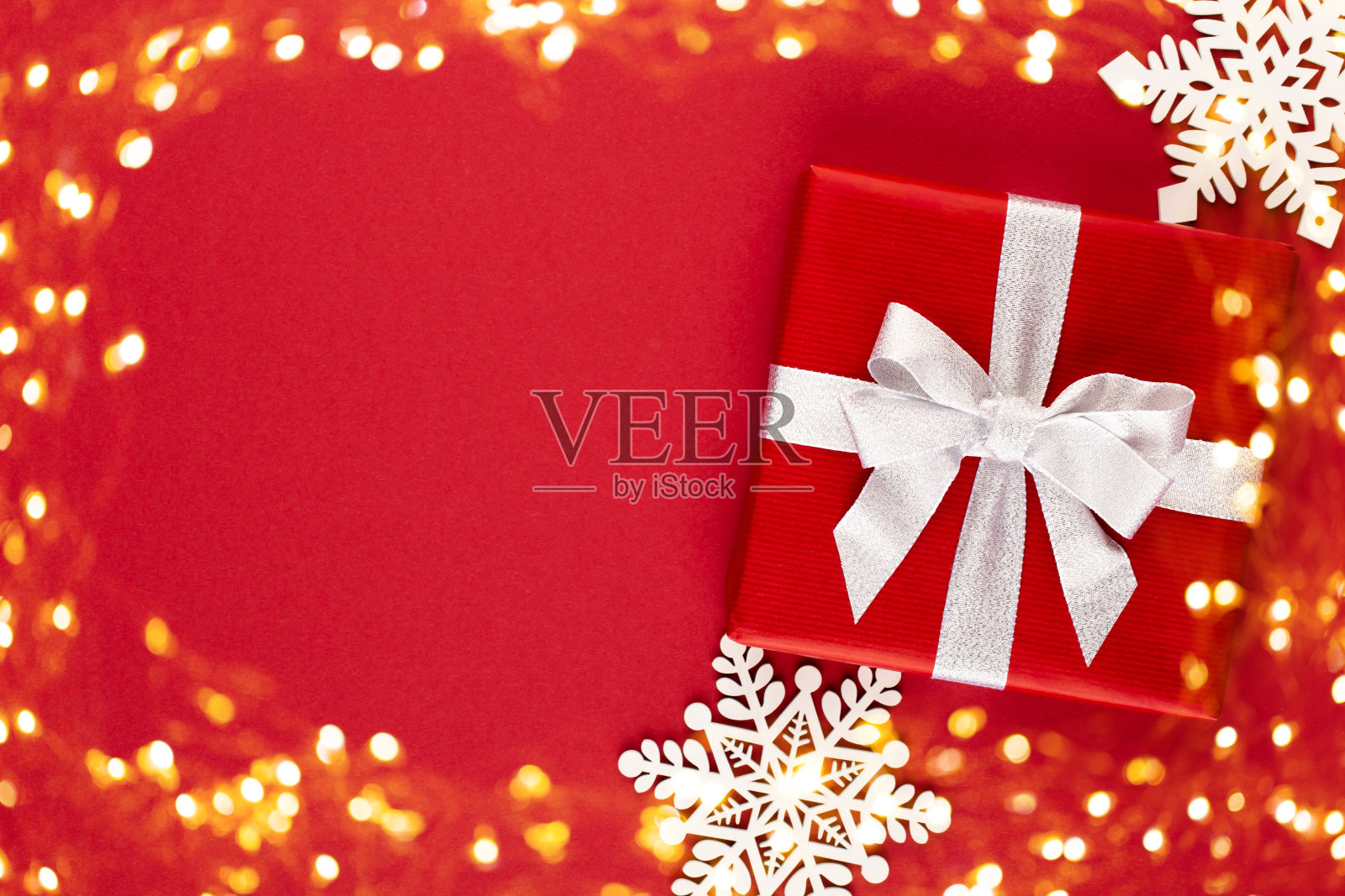 圣诞，节日礼物盒上的红色背景。照片摄影图片