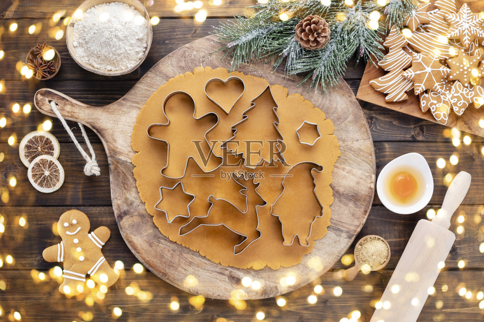 在家烤圣诞饼干。照片摄影图片