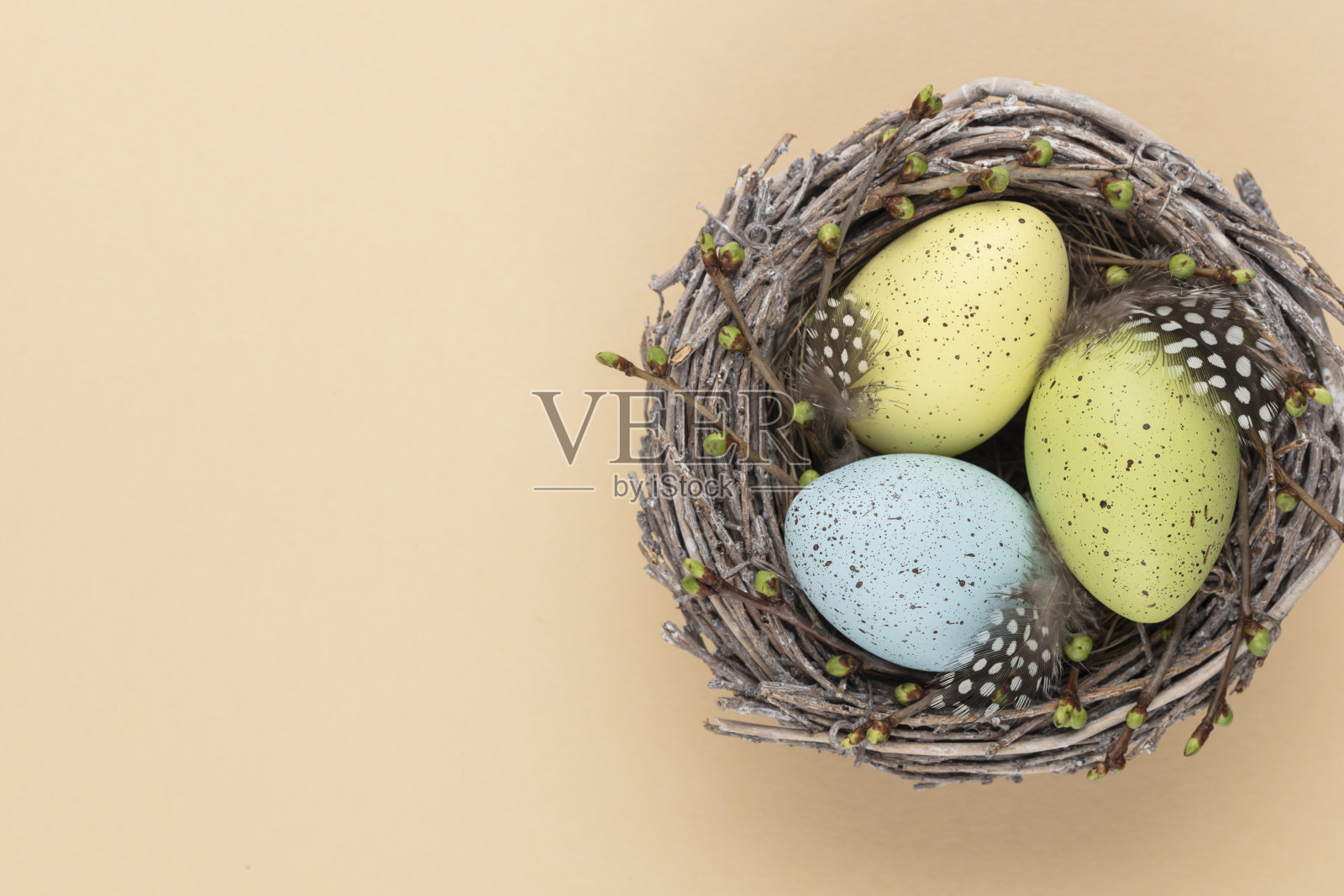 复活节贺卡。复活节彩蛋在巢里。照片摄影图片