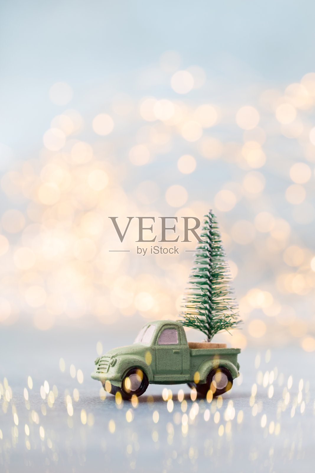 金色散景背景上的圣诞星星。照片摄影图片