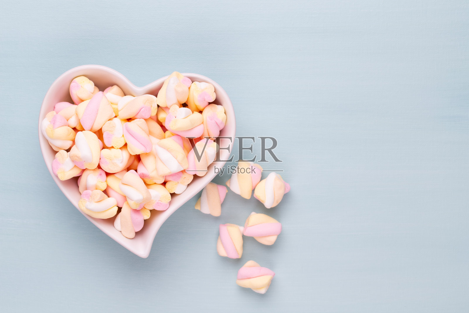 棉花糖蓝色背景与copyspace。平躺或俯视图。背景或质地的彩色迷你棉花糖。照片摄影图片