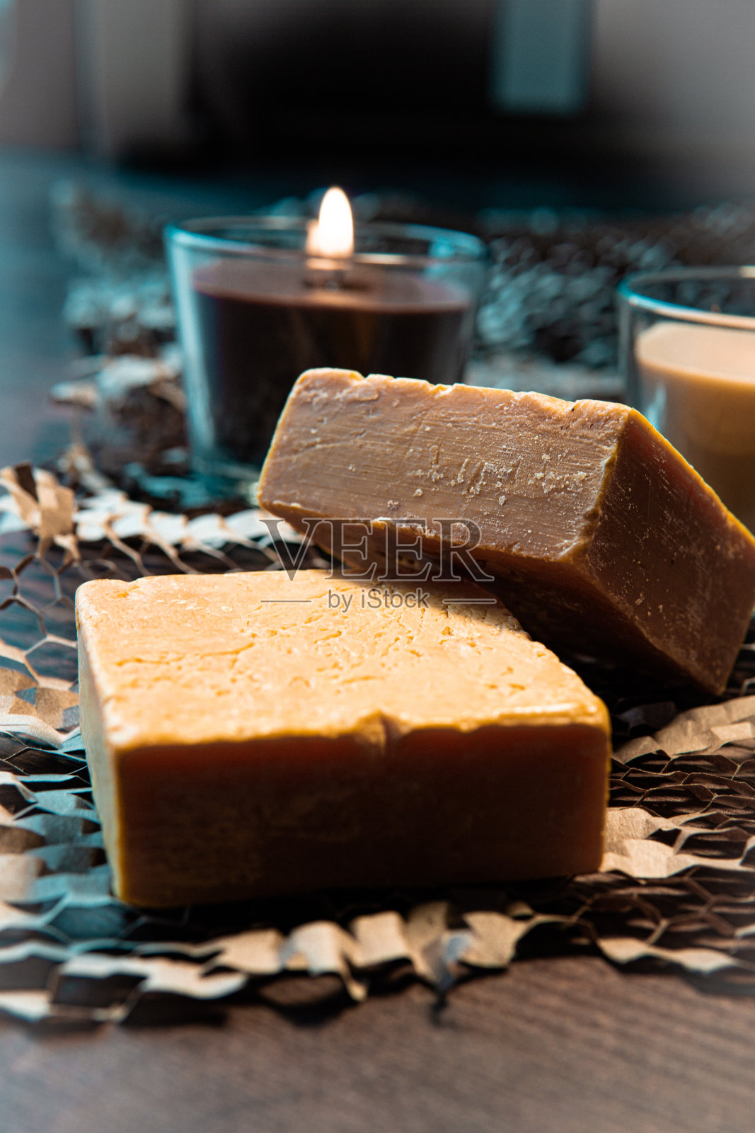 在黑暗中燃烧的蜡烛装饰在木头和天然肥皂上照片摄影图片