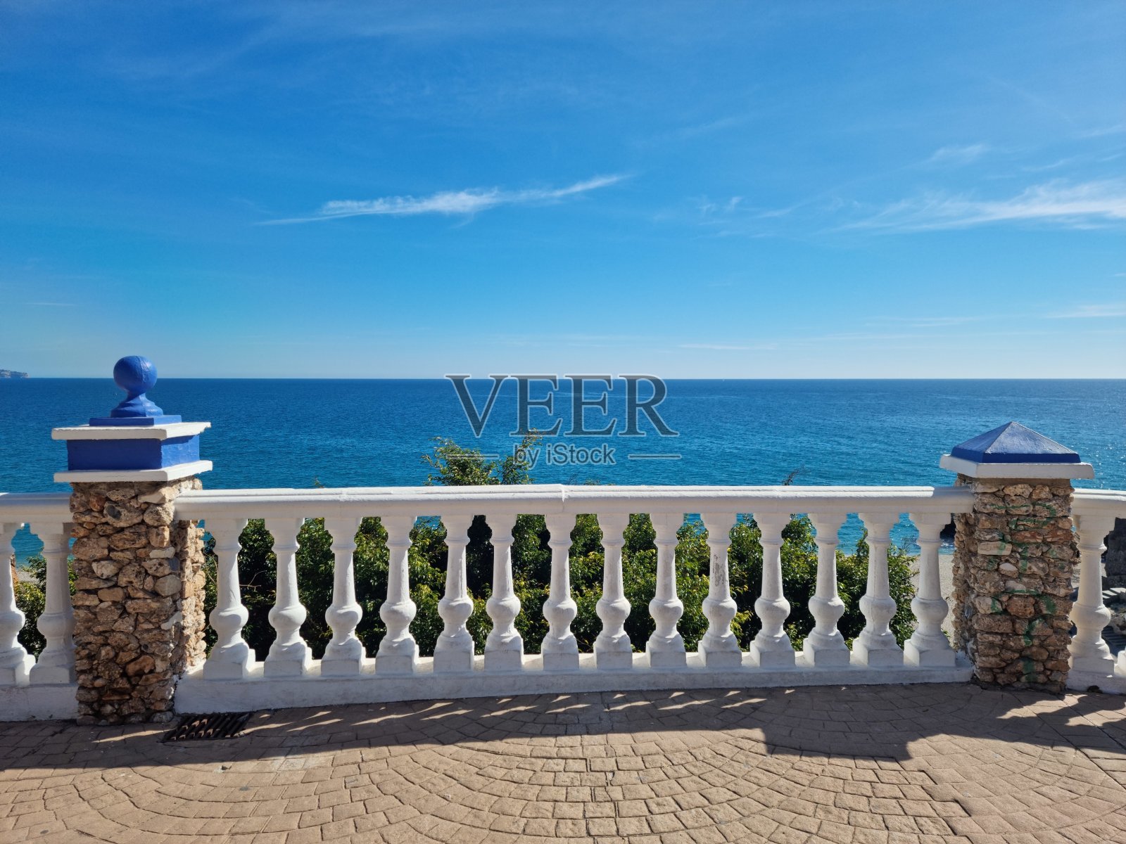 从阳台可以看到海景。地中海边的村庄。照片摄影图片