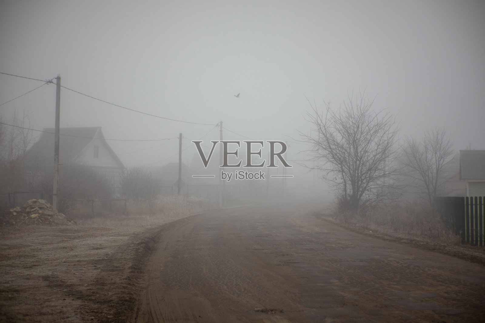 雾蒙蒙的村庄照片摄影图片