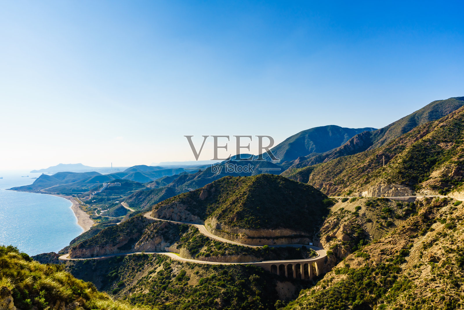 从西班牙格拉纳提亚的视角看公路和高架桥照片摄影图片