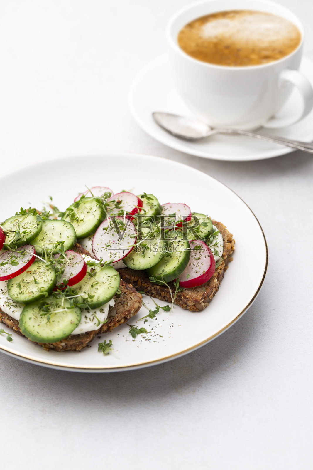 配黄瓜，鸡蛋，马苏里拉奶酪和蔬菜的生酮烤面包。照片摄影图片