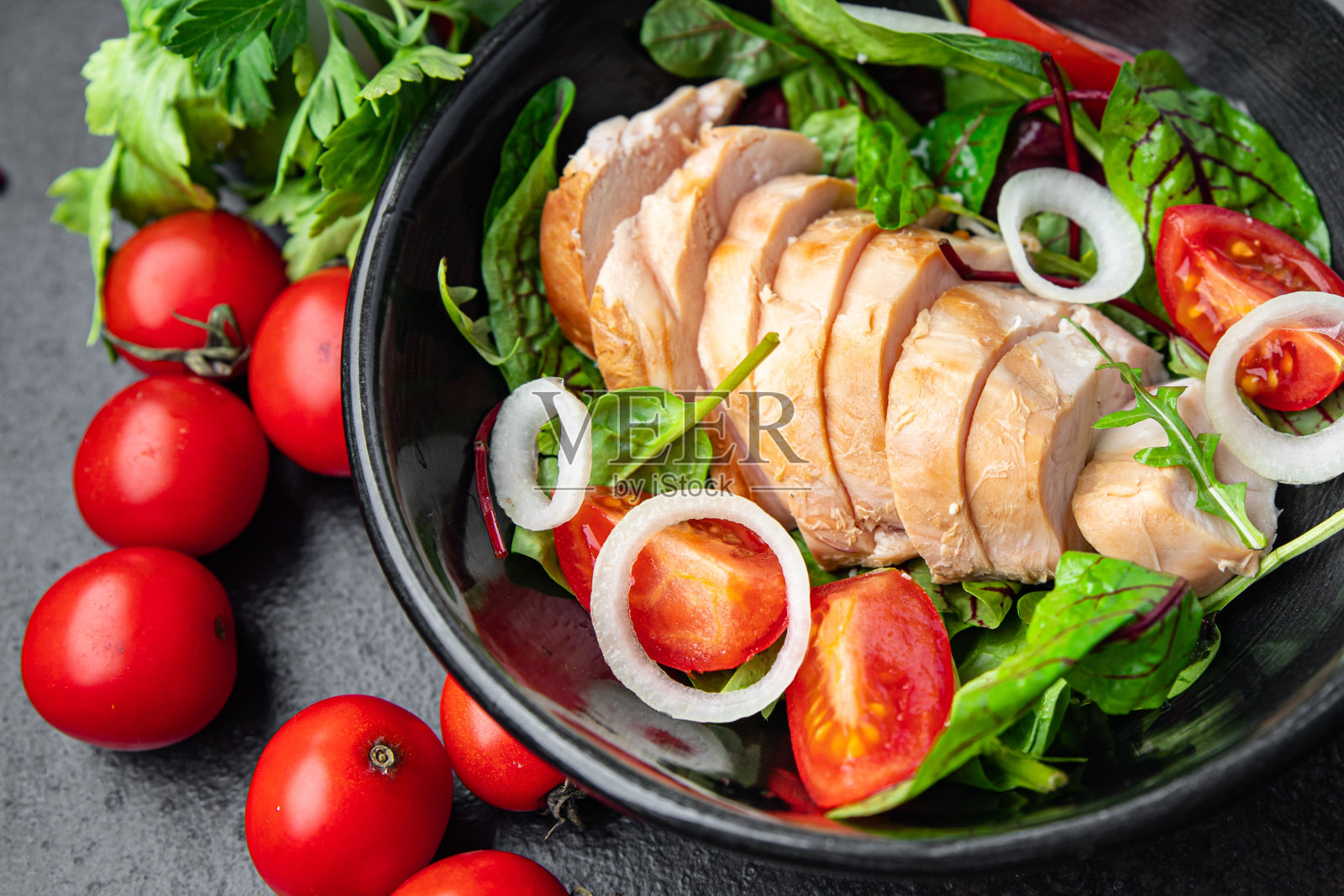 复活节沙拉鸡肉胸脯蔬菜番茄，洋葱，绿色生菜混合叶蔬菜新鲜的部分健康餐食品减肥零食在桌子上复制空间食品背景质朴的生酮或旧石器饮食照片摄影图片