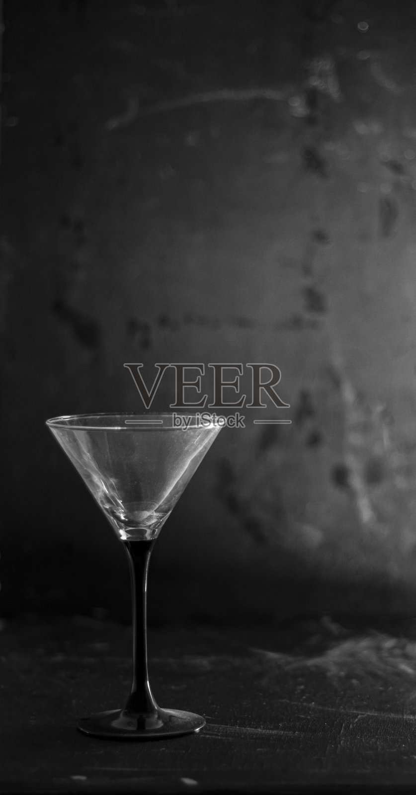 桌上放着空的马提尼酒杯照片摄影图片