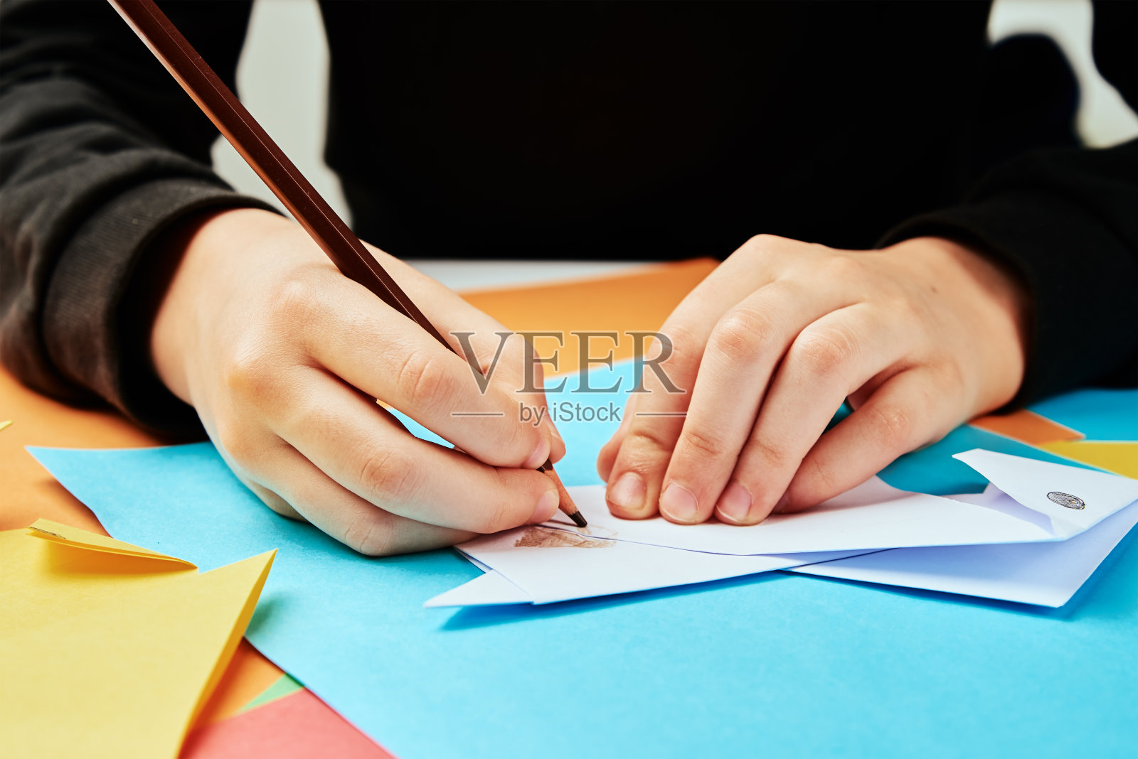 男孩在纸狗折纸照片摄影图片