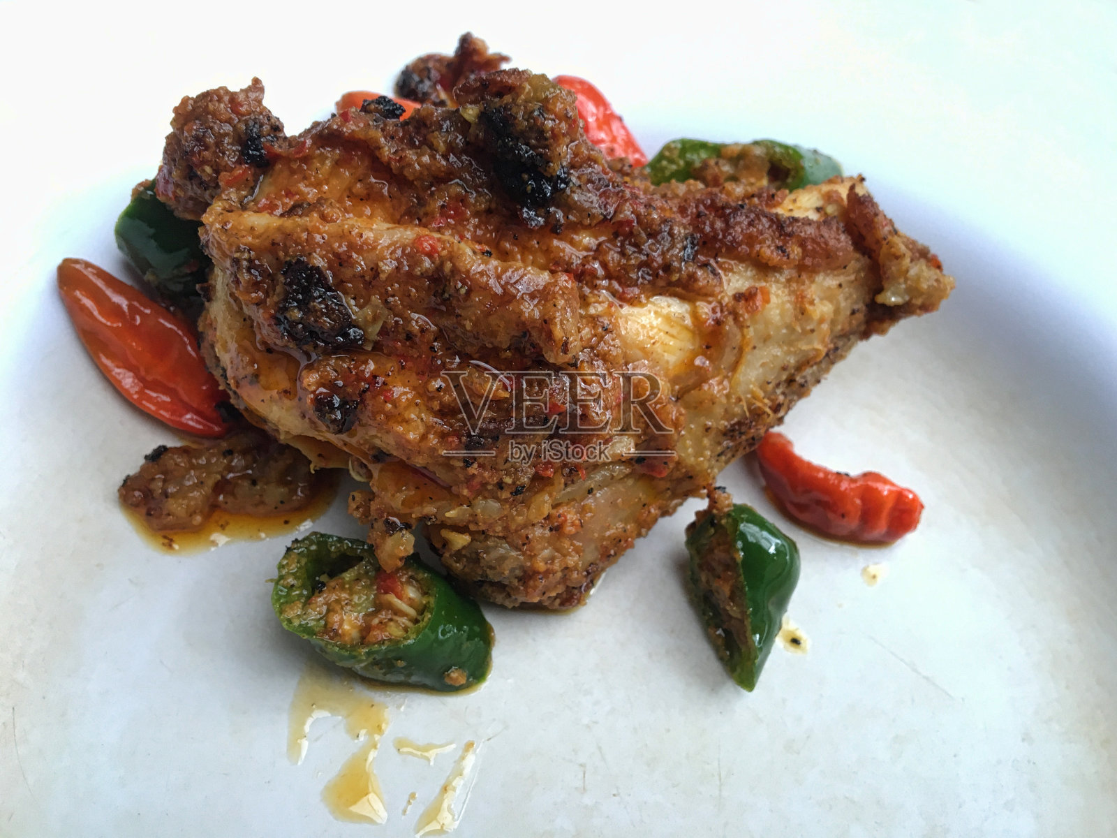 烤鸡，典型的巴东地区，苏门答腊岛，印尼，香料和香草照片摄影图片