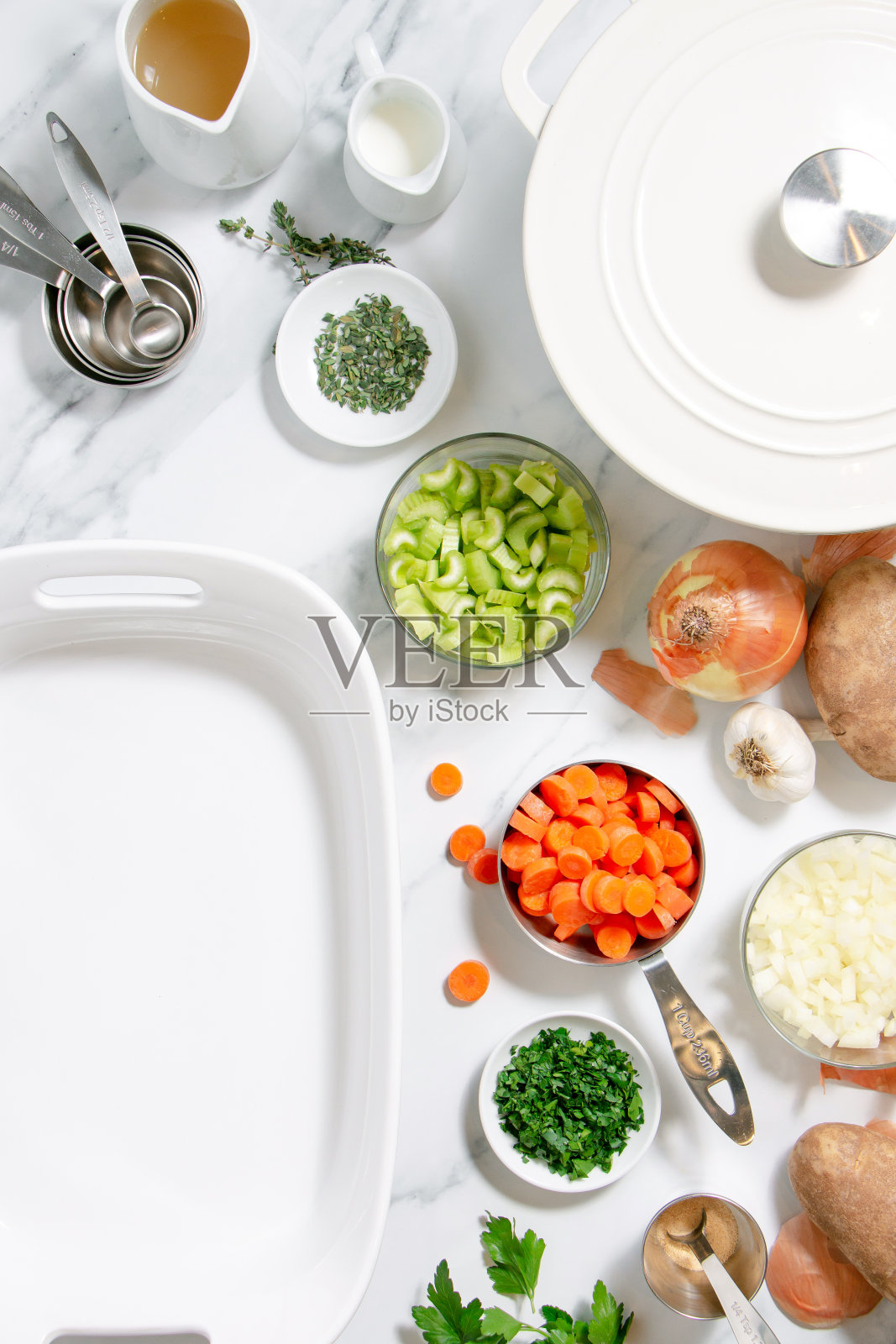 鸡肉和饺子的配料照片摄影图片