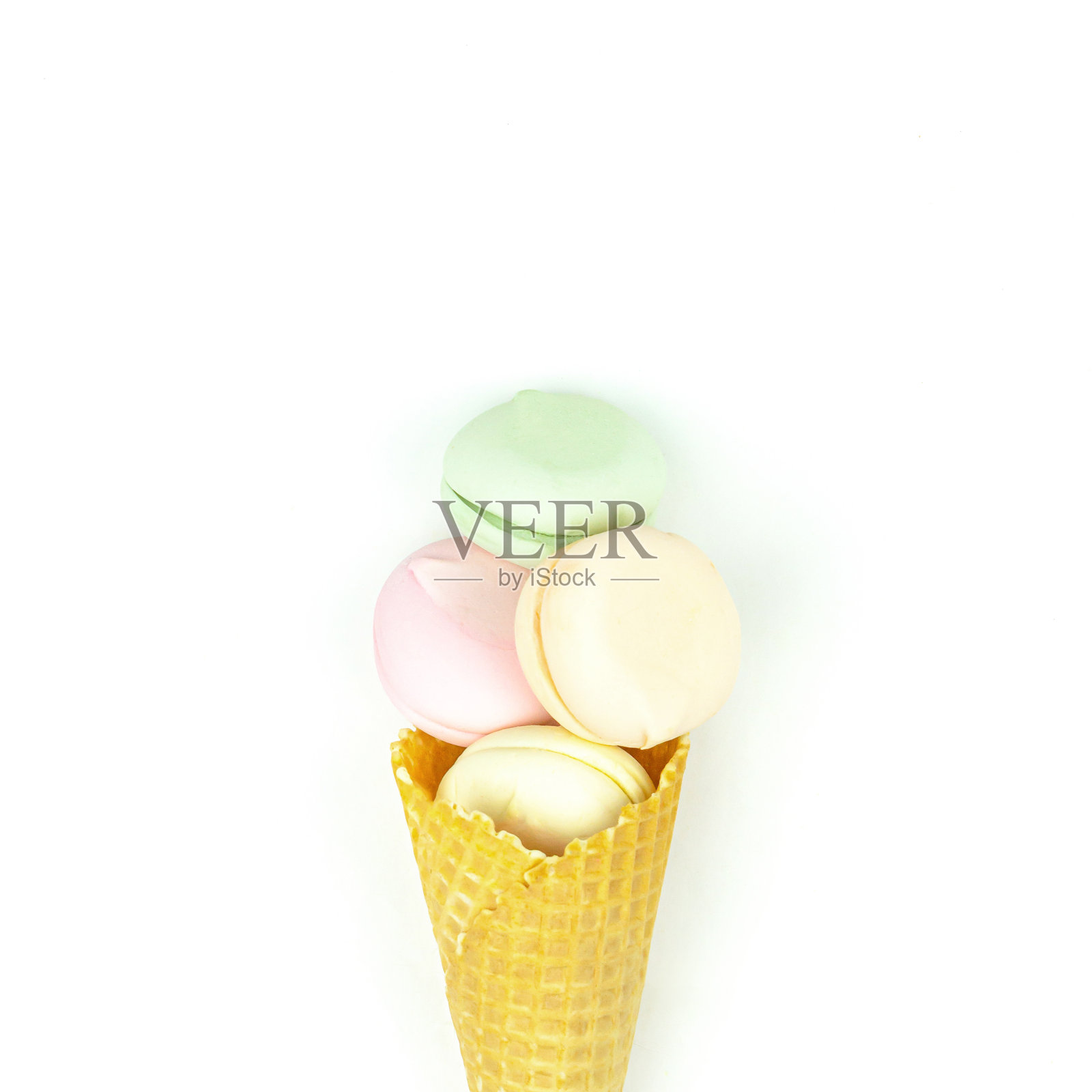 华夫饼牛角配上彩色棉花糖，看起来就像白色背景上的马卡龙冰淇淋。照片摄影图片