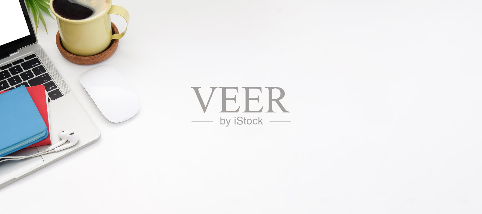 从上面看笔记本电脑，无线鼠标，笔记本电脑和咖啡杯在白色的桌子上与拷贝空间。照片摄影图片