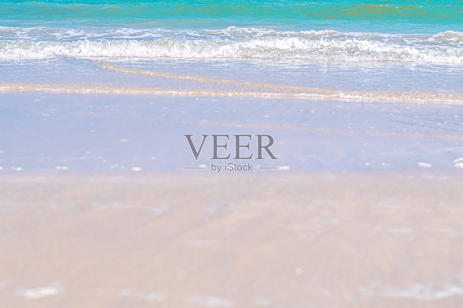 平静的海，蓝色的水，沙滩上的海洋，自然背景照片摄影图片