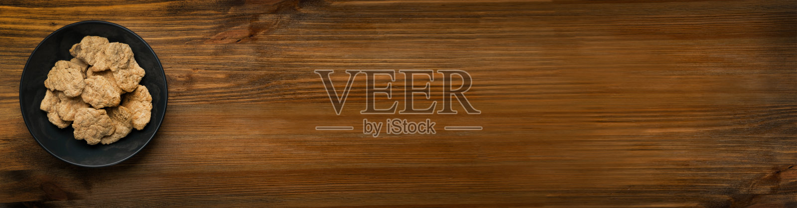 大豆肉或大豆块的木材背景照片摄影图片