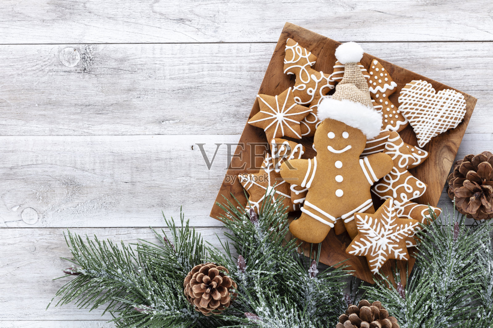 木桌上自制圣诞姜饼饼干。照片摄影图片